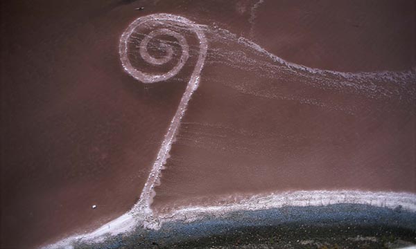 Spiral Jetty by Robert Smithson: boue, précipités de cristaux de sel, eau, roche